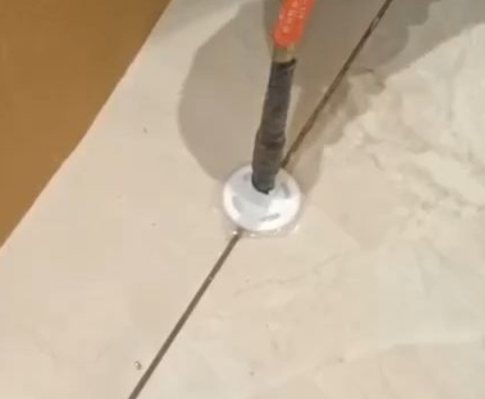 凤山瓷砖空鼓维修公司专业解答瓷砖在铺贴过程中，如果没有涂抹均匀到位的粘结材料（如水泥砂浆或瓷砖胶），可能会导致以下问题